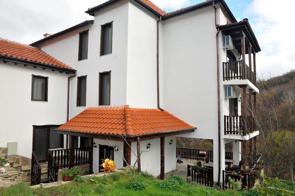 Family Hotel And Restaurant Plamena Oreshak  Buitenkant foto