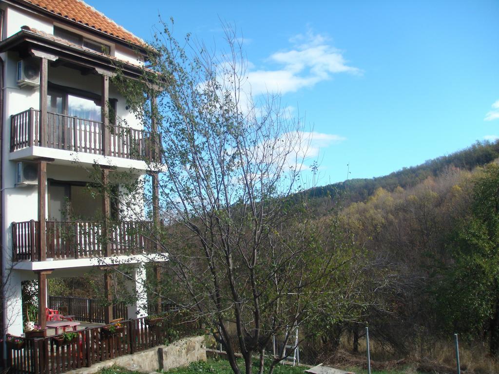 Family Hotel And Restaurant Plamena Oreshak  Buitenkant foto