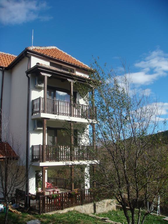 Family Hotel And Restaurant Plamena Oreshak  Buitenkant foto